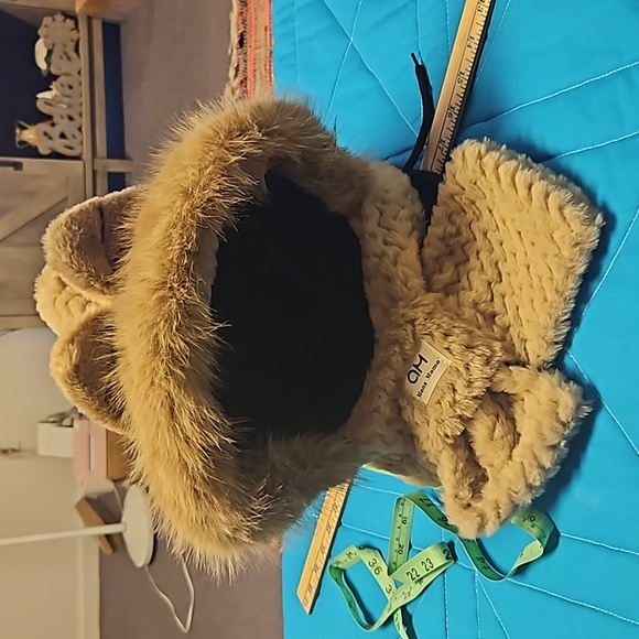 Cap with neck wrap. NWOT - Picture 5 of 5